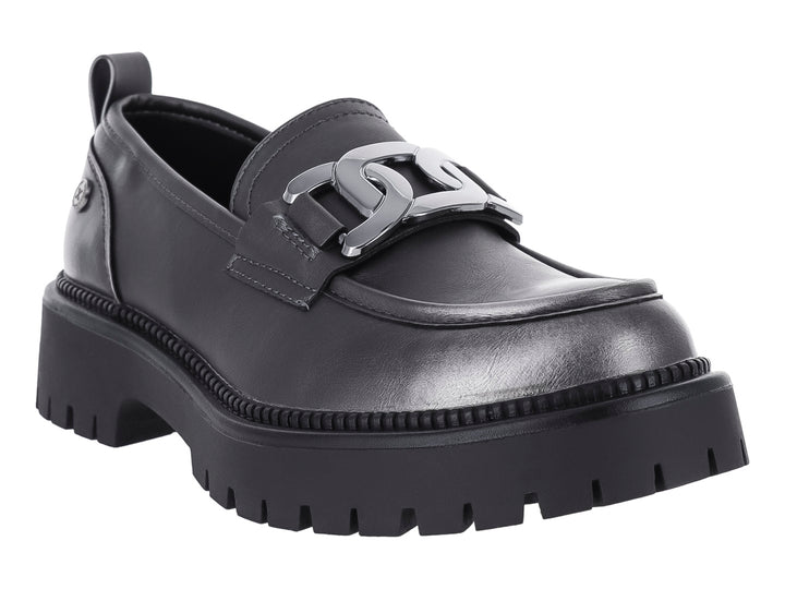 Zapato mocasín color plomo con suela track negra y detalle metálico en el empeine.