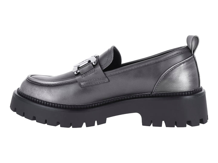 Zapato mocasín color plomo con suela track negra y detalle metálico en el empeine.