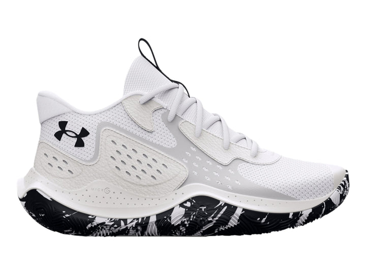 Tenis de baloncesto Under Armour en color blanco con suela blanca y negra moteada.