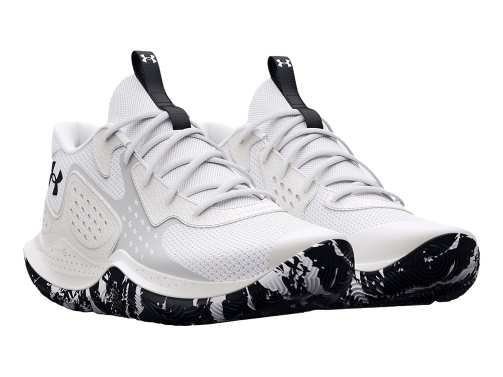 Tenis de baloncesto Under Armour en color blanco con suela blanca y negra moteada.