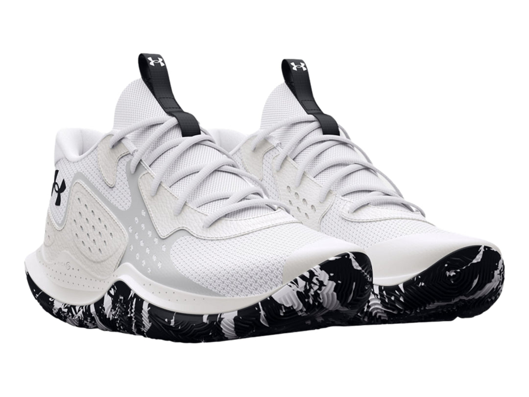 Tenis de baloncesto Under Armour en color blanco con suela blanca y negra moteada.
