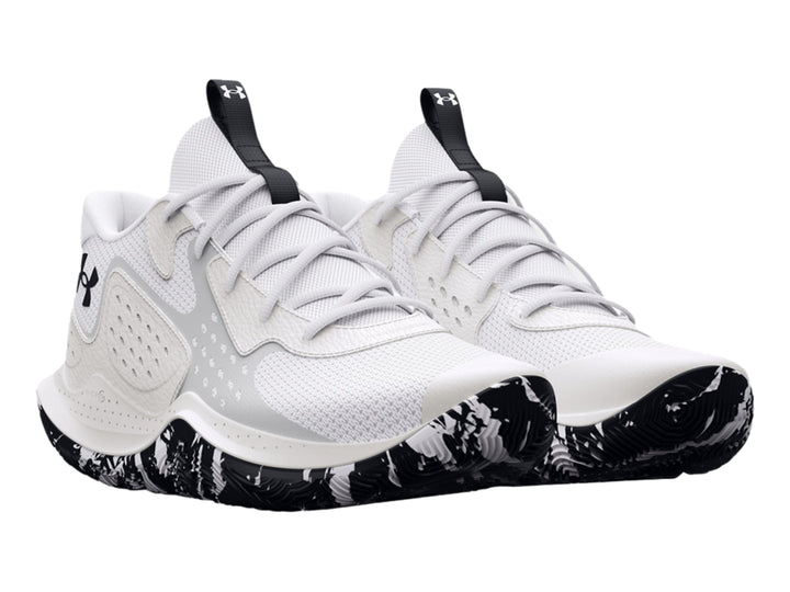 Tenis de baloncesto Under Armour en color blanco con suela blanca y negra moteada.