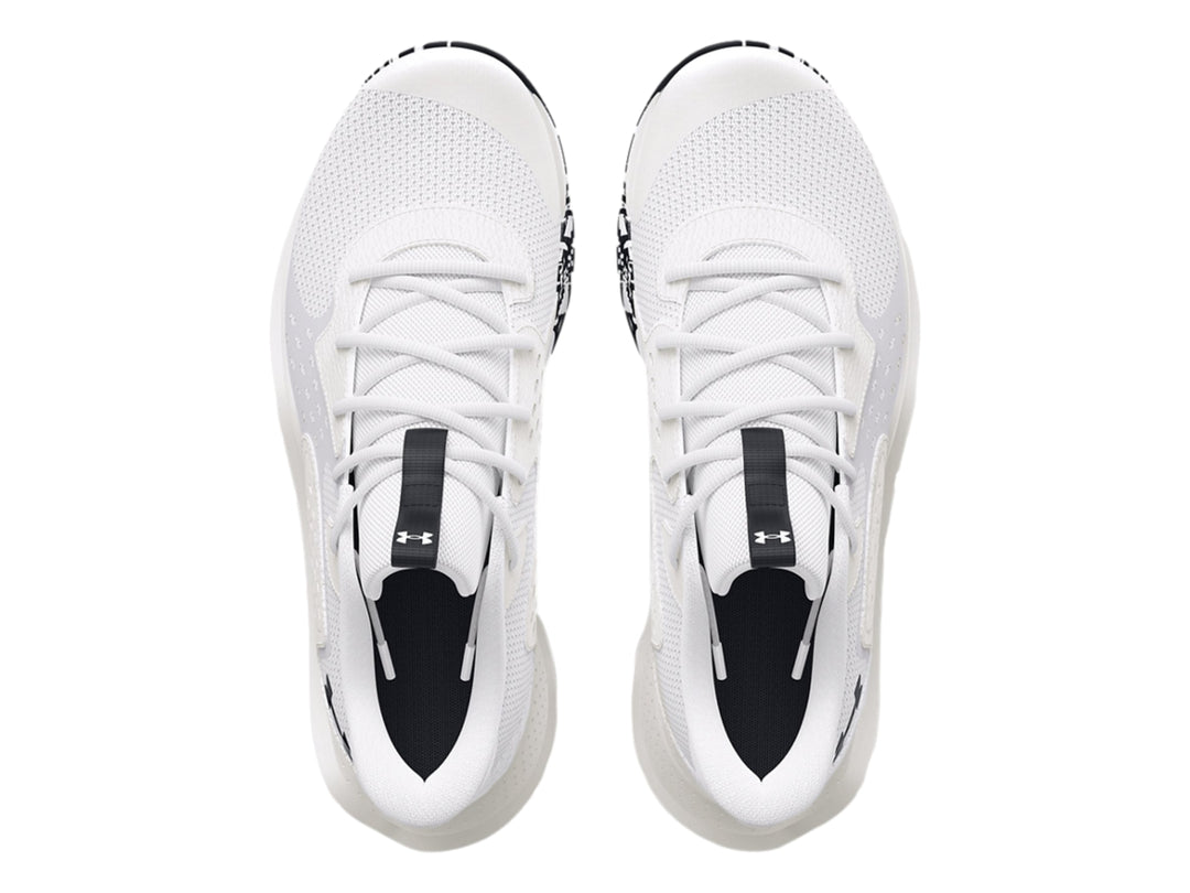 Tenis de baloncesto Under Armour en color blanco con suela blanca y negra moteada.