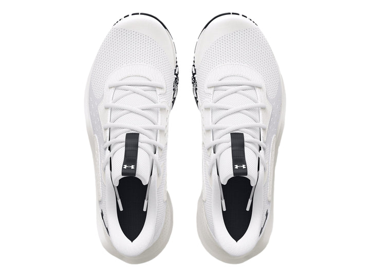 Tenis de baloncesto Under Armour en color blanco con suela blanca y negra moteada.