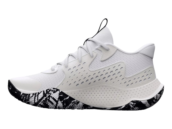 Tenis de baloncesto Under Armour en color blanco con suela blanca y negra moteada.