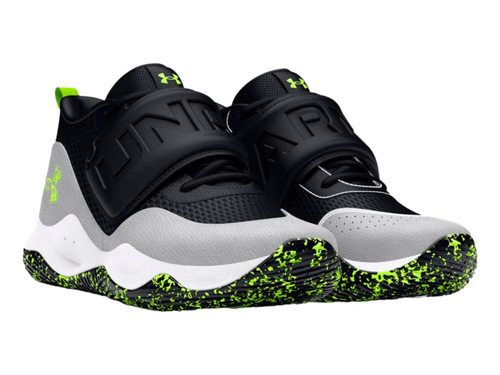 Tenis de baloncesto Under Armour en colores negro, gris y blanco con detalles en verde neón y correa ajustable.