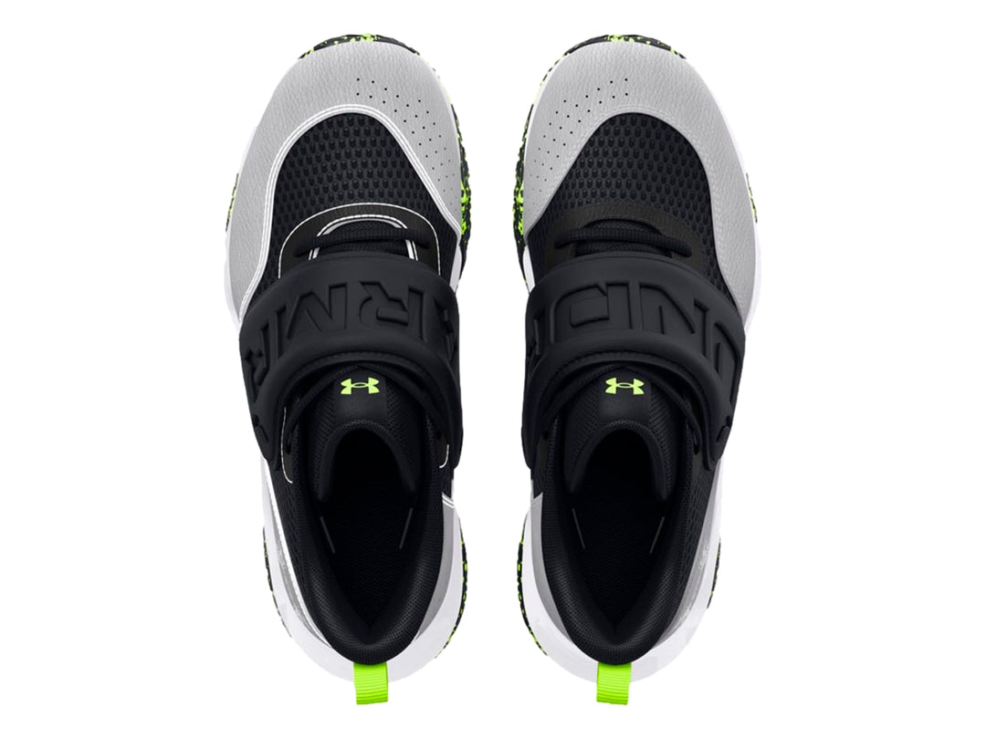 Tenis de baloncesto Under Armour en colores negro, gris y blanco con detalles en verde neón y correa ajustable.