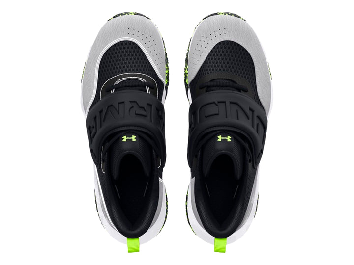 Tenis de baloncesto Under Armour en colores negro, gris y blanco con detalles en verde neón y correa ajustable.