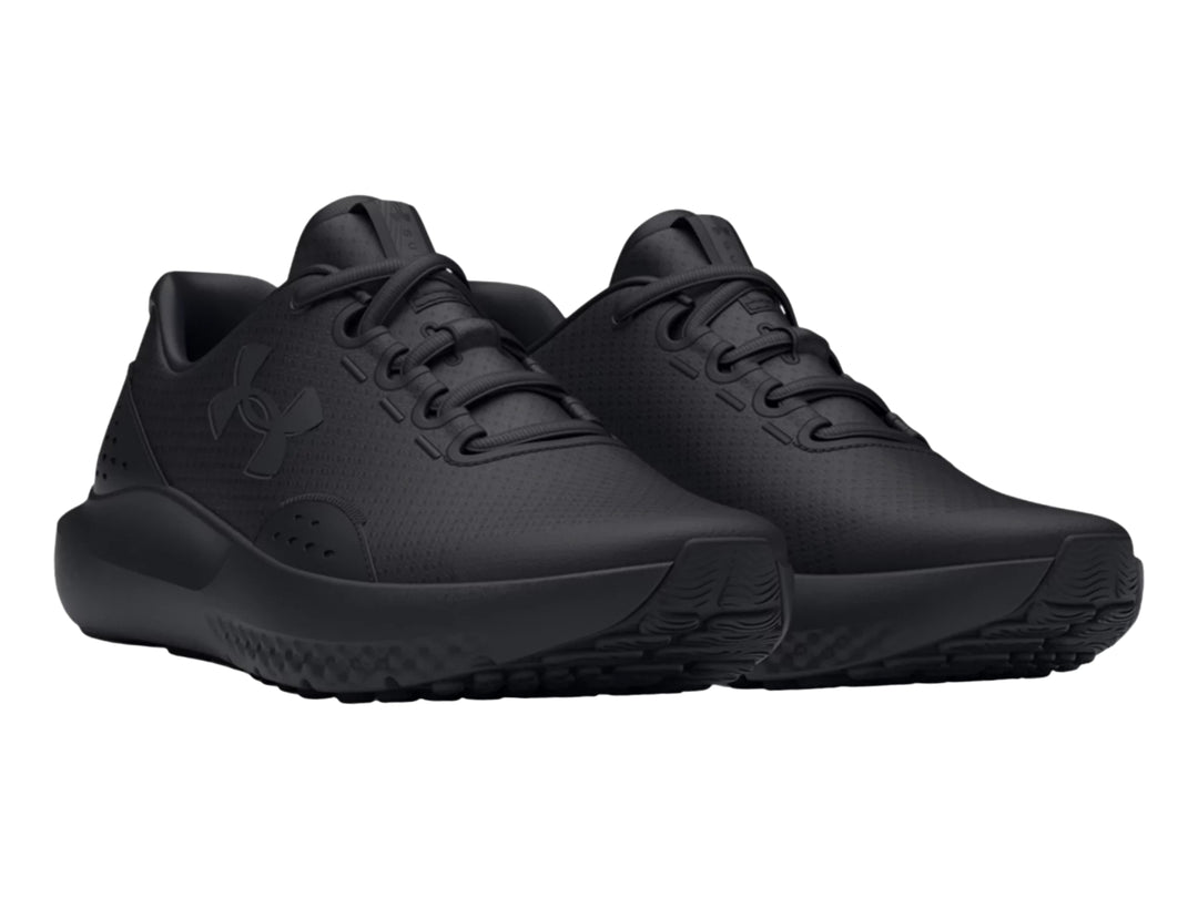 Tenis deportivos Under Armour Surge 4 en color negro sólido para niño.