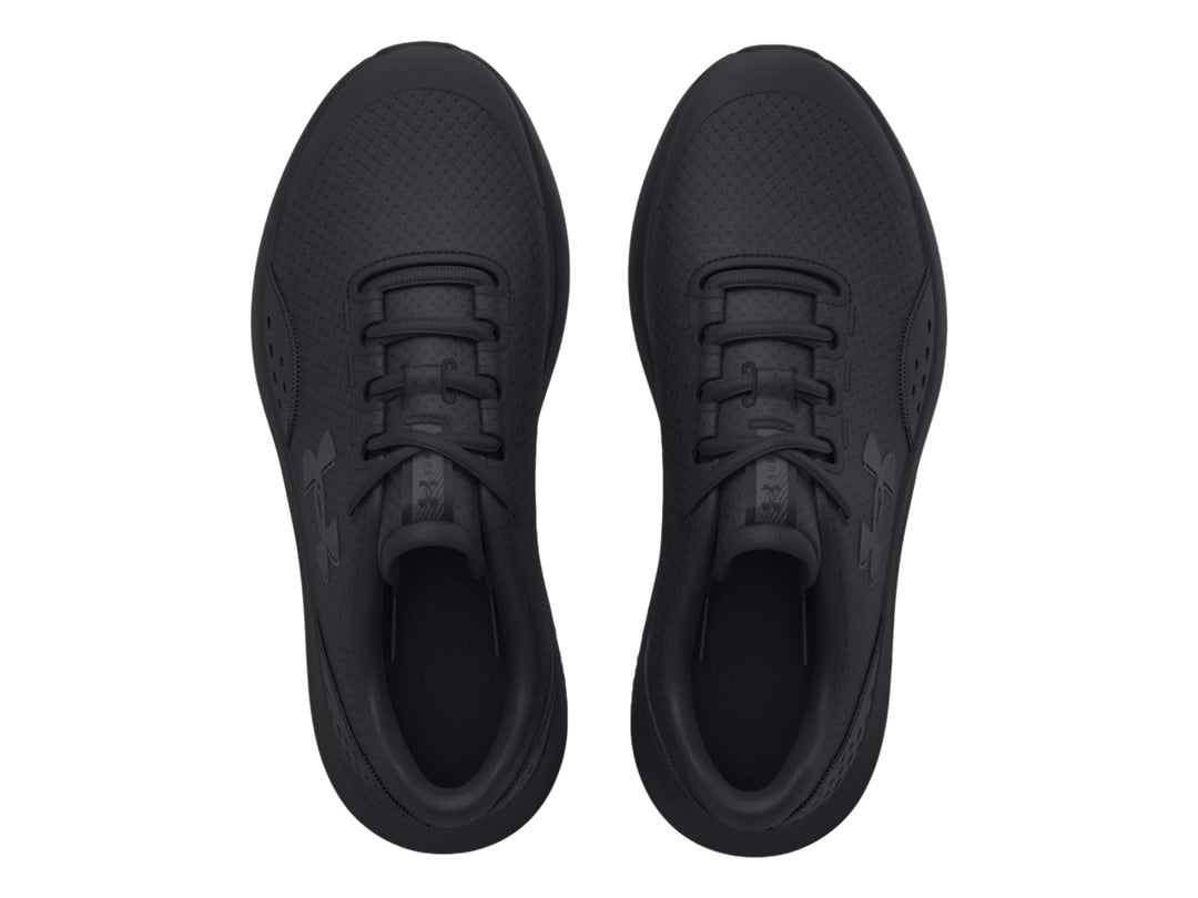 Tenis deportivos Under Armour Surge 4 en color negro sólido para niño.