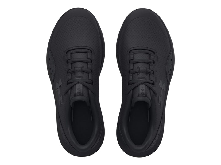 Tenis deportivos Under Armour Surge 4 en color negro sólido para niño.