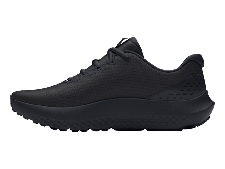 Tenis deportivos Under Armour Surge 4 en color negro sólido para niño.