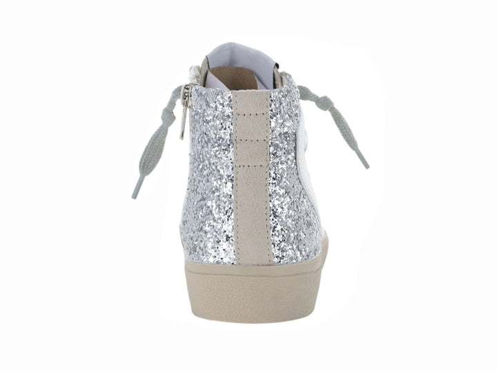 Tenis Corina blancos de bota alta con detalles en glitter plateado y suela beige.