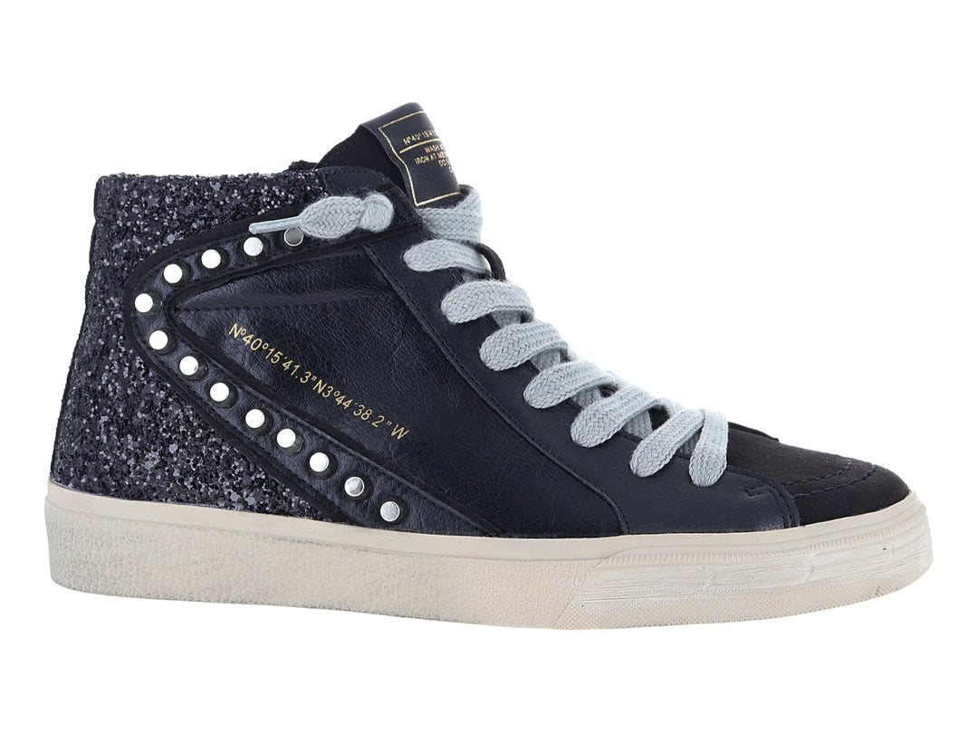 Tenis negros de bota alta con detalles de glitter, estoperoles plateados y suela blanca.