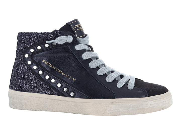 Tenis negros de bota alta con detalles de glitter, estoperoles plateados y suela blanca.