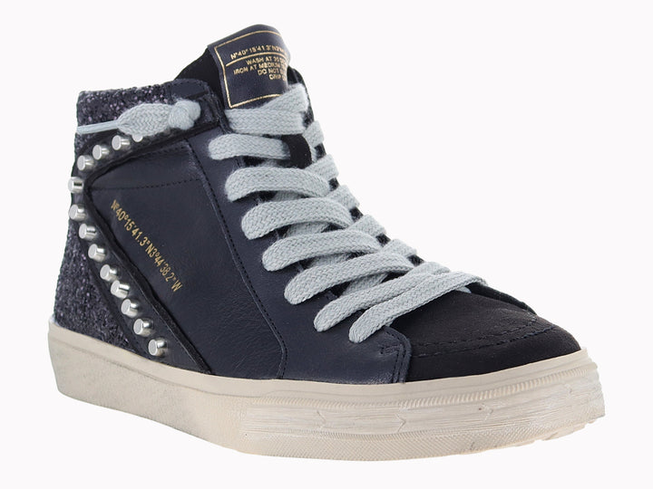 Tenis negros de bota alta con detalles de glitter, estoperoles plateados y suela blanca.