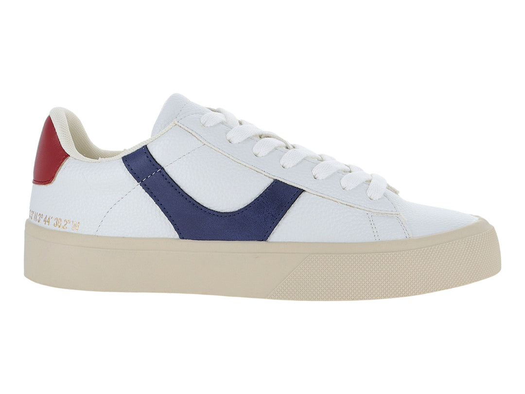Tenis blancos con franja azul lateral, detalle rojo en el talón y suela beige.