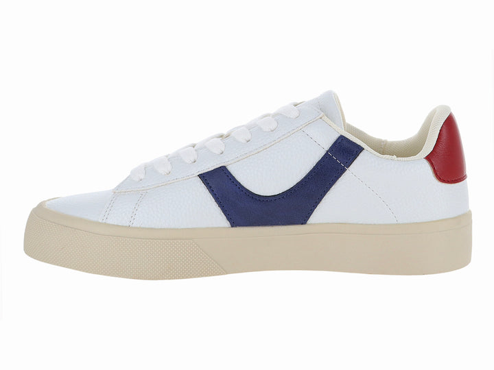 Tenis blancos con franja azul lateral, detalle rojo en el talón y suela beige.