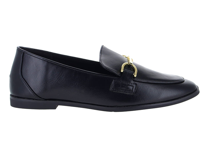 Zapato tipo mocasín color negro con detalle de hebilla dorada en la parte superior.