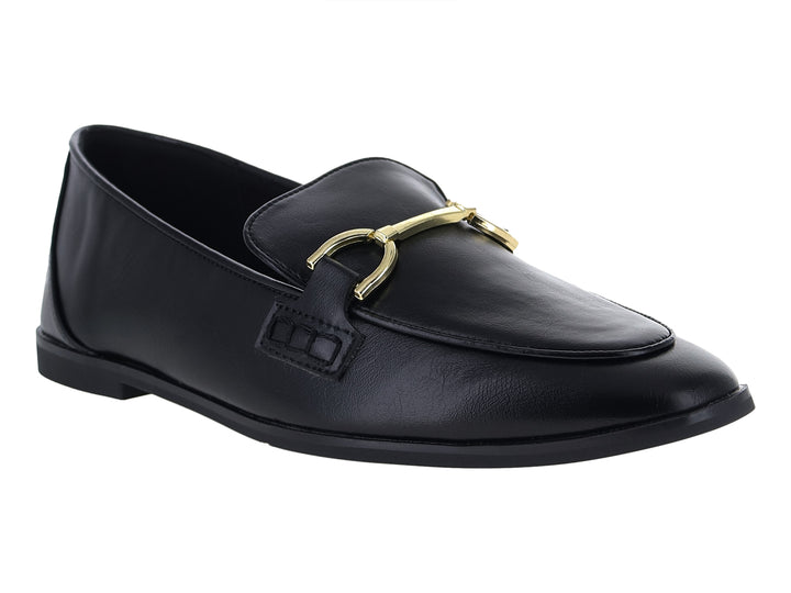 Zapato tipo mocasín color negro con detalle de hebilla dorada en la parte superior.