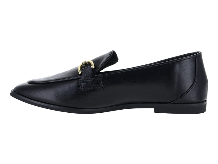Zapato tipo mocasín color negro con detalle de hebilla dorada en la parte superior.
