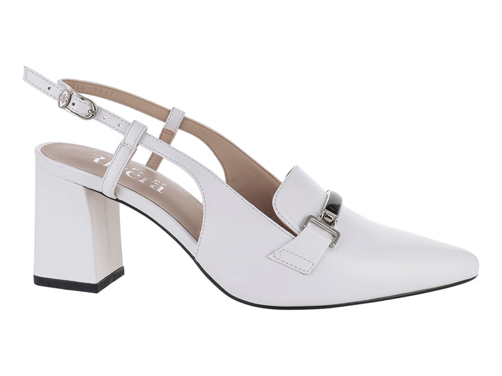 Zapato blanco de tacón cuadrado y punta fina con correa al tobillo y hebilla decorativa.