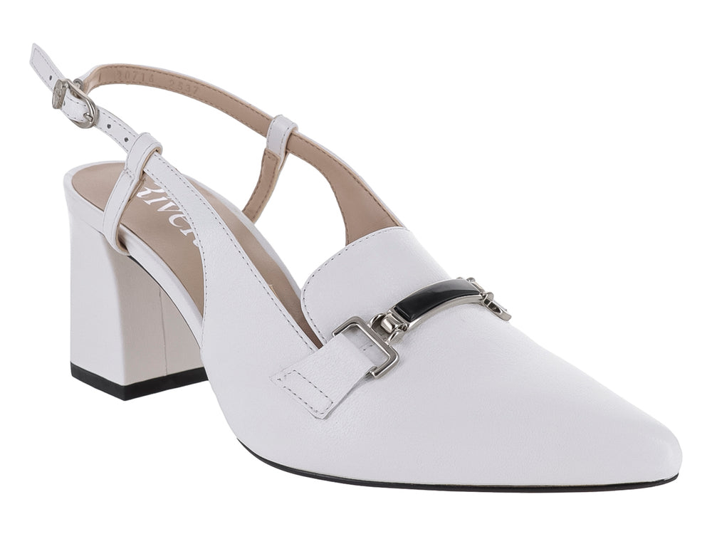 Zapato blanco de tacón cuadrado y punta fina con correa al tobillo y hebilla decorativa.