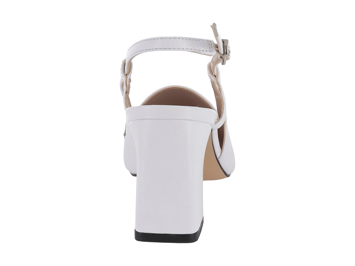 Zapato blanco de tacón cuadrado y punta fina con correa al tobillo y hebilla decorativa.