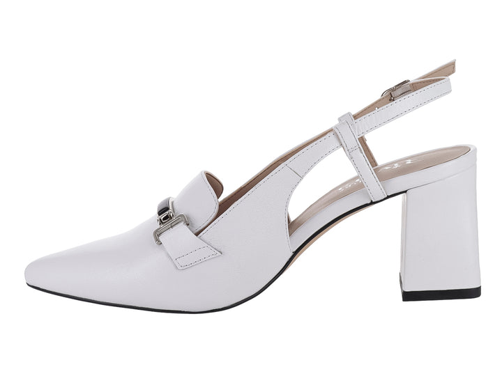 Zapato blanco de tacón cuadrado y punta fina con correa al tobillo y hebilla decorativa.