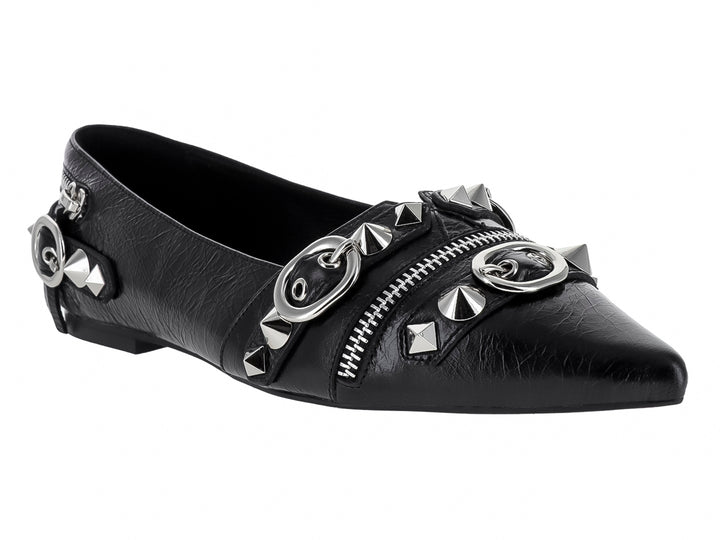 Zapato plano negro de punta afilada con detalles decorativos de cierres, anillos y tachuelas plateadas.