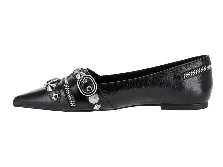 Zapato plano negro de punta afilada con detalles decorativos de cierres, anillos y tachuelas plateadas.