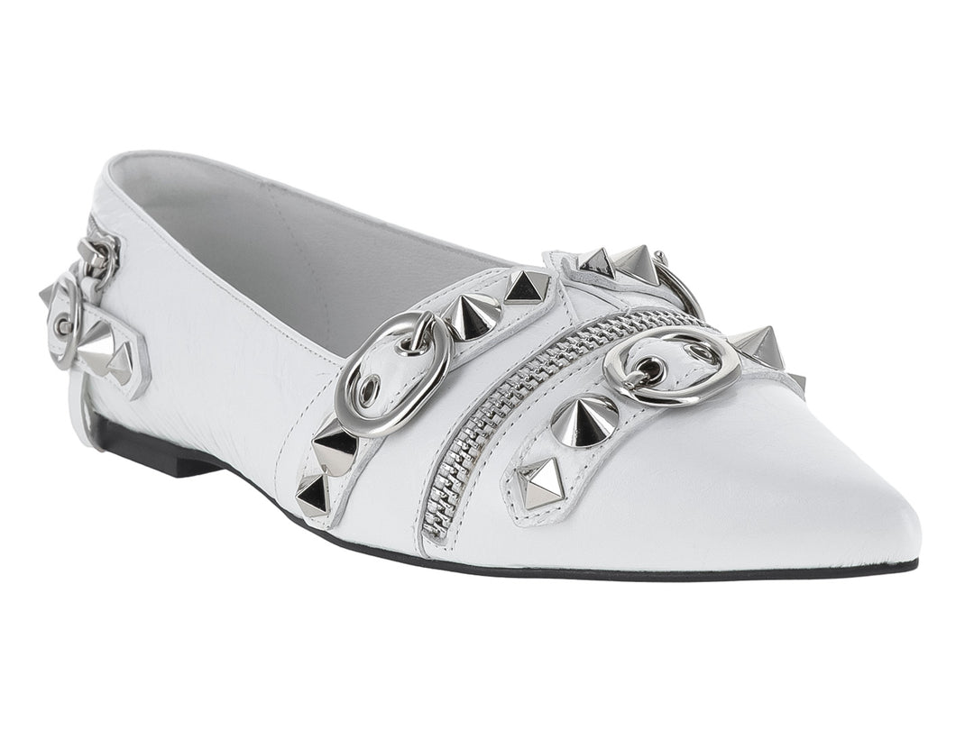 Zapato plano blanco con punta afilada, adornado con cierres y estoperoles plateados.