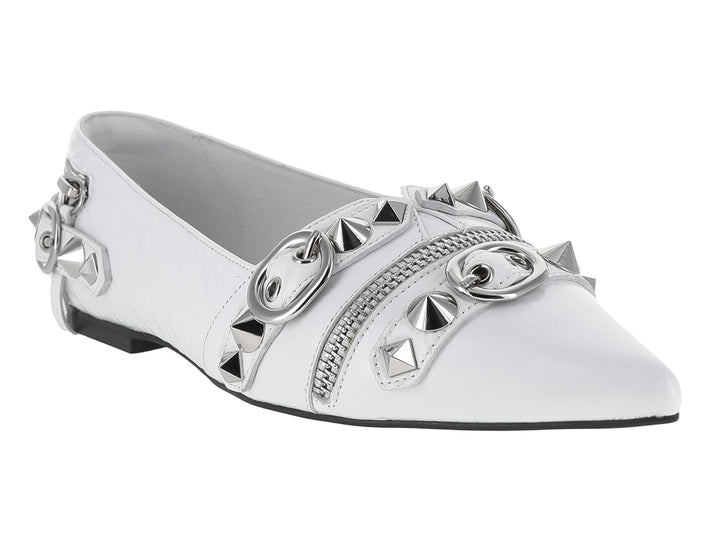 Zapato plano blanco con punta afilada, adornado con cierres y estoperoles plateados.