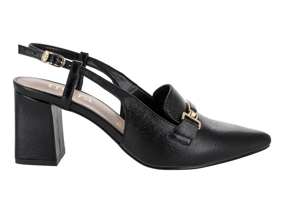 Zapato de tacón cuadrado negro para mujer con punta cerrada, correa al tobillo y detalle metálico dorado.
