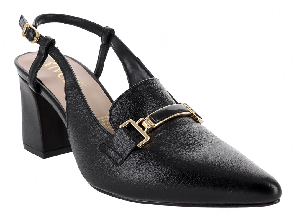 Zapato de tacón cuadrado negro para mujer con punta cerrada, correa al tobillo y detalle metálico dorado.