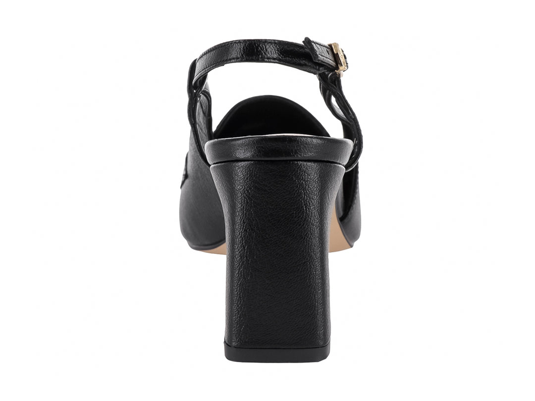 Zapato de tacón cuadrado negro para mujer con punta cerrada, correa al tobillo y detalle metálico dorado.