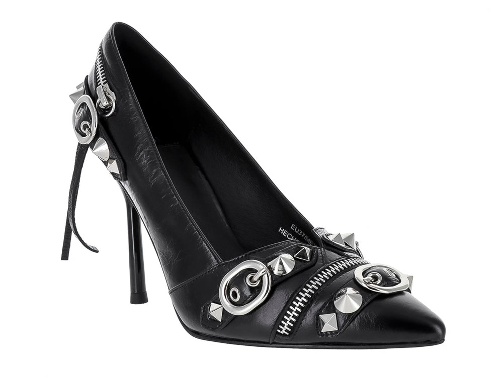 Zapato de tacón alto color negro con detalles metálicos plateados, cierres y estoperoles.