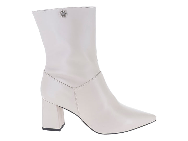 Bota de piel color marfil con tacón cuadrado y punta afilada.