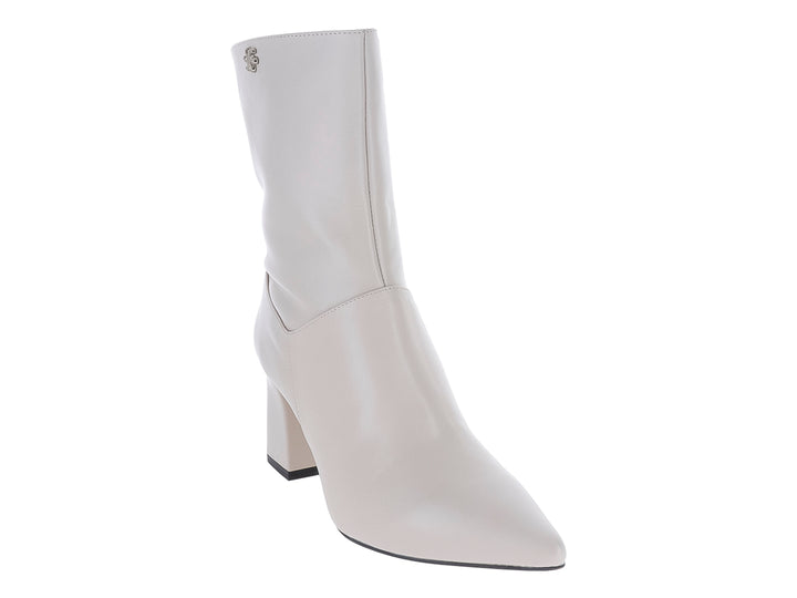 Bota de piel color marfil con tacón cuadrado y punta afilada.