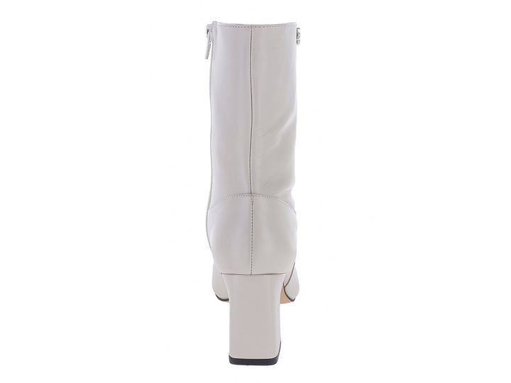Bota de piel color marfil con tacón cuadrado y punta afilada.