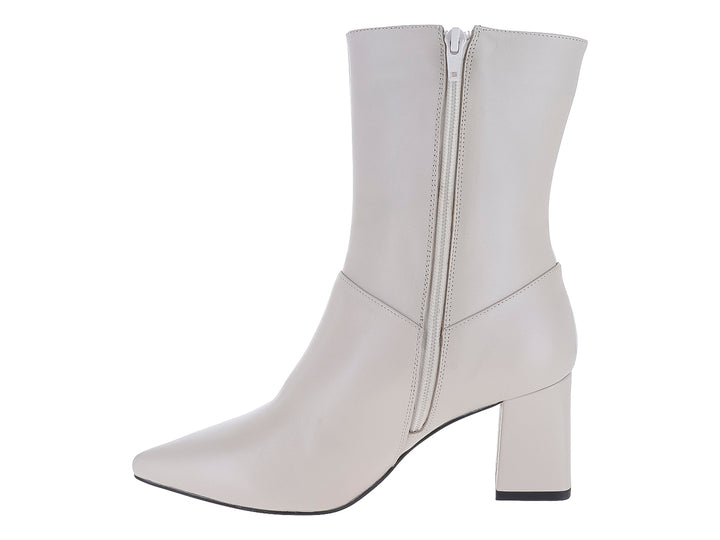 Bota de piel color marfil con tacón cuadrado y punta afilada.