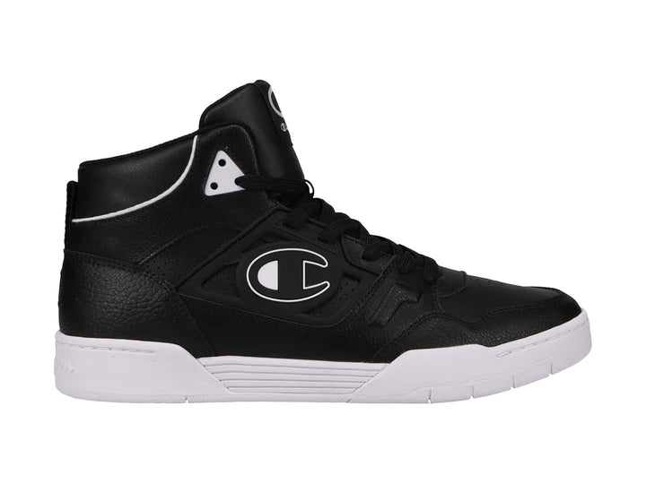 Tenis deportivos de bota marca Champion en color negro con suela blanca.