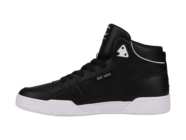 Tenis deportivos de bota marca Champion en color negro con suela blanca.