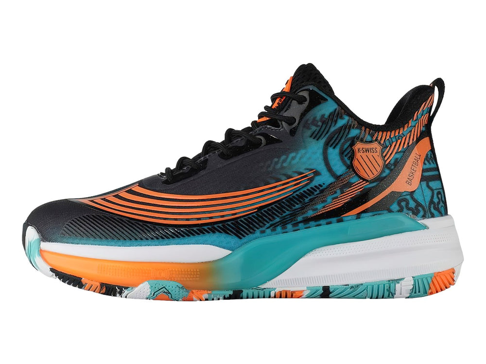 Tenis de baloncesto K-SWISS en colores negro, azul aqua y naranja con suela blanca.