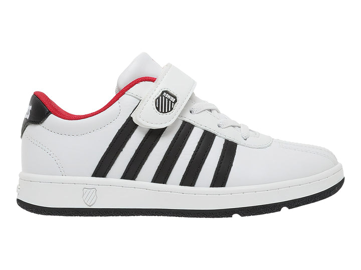 Tenis K-Swiss blancos con rayas negras laterales, detalles en rojo y cierre de correa con velcro.