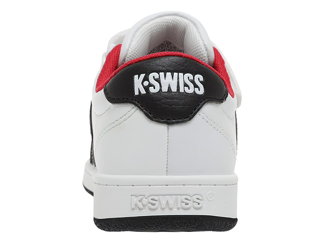 Tenis K-Swiss blancos con rayas negras laterales, detalles en rojo y cierre de correa con velcro.
