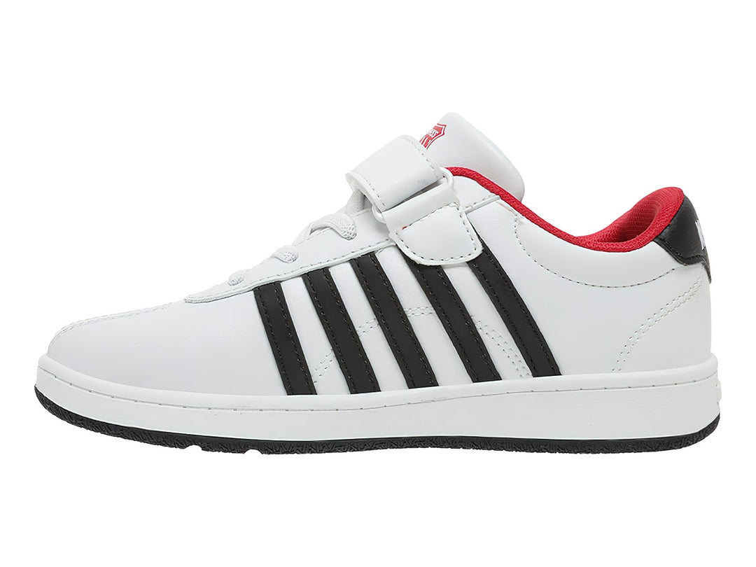 Tenis K-Swiss blancos con rayas negras laterales, detalles en rojo y cierre de correa con velcro.