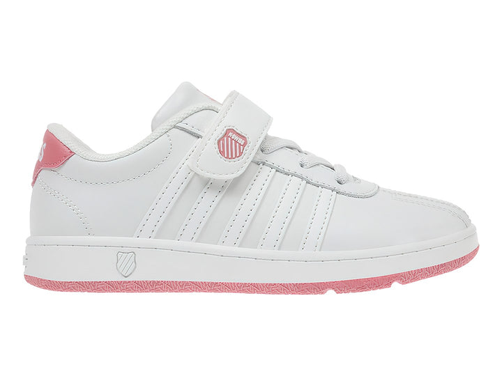 Tenis K-Swiss blancos con detalles en coral, cierre de correa y agujetas para niña.