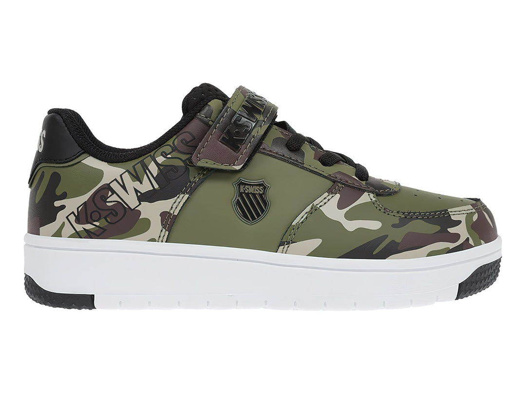 Tenis K-Swiss con estampado de camuflaje verde y negro, suela blanca y correa superior.