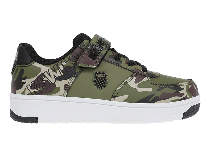 Tenis K-Swiss con estampado de camuflaje verde y negro, suela blanca y correa superior.